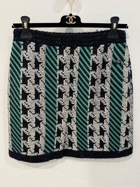CHANEL 2024A Pre Fall Métiers D’Art Runway Black, White Green Knit Mini Skirt 38